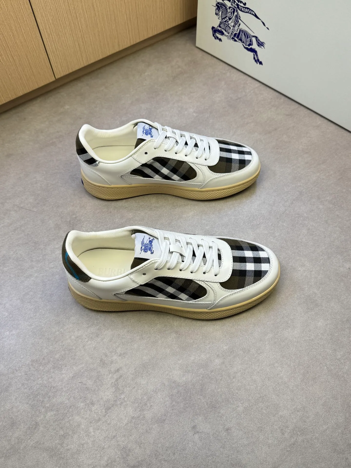 P400 [BURBERRY] Burberry casual sports sneakers - Upper: imported 🔝 open edge beaded calfskin, brand totem cloth, tongue brand cloth label - Inner: water-dyed cowhide - Outsole: ultra-light TPR rubber; two-color molded outsole - Super high quality control·Fine workmanship: highlighted (high-end, extravagance, grade) -Size: 38-44 (Male 45, can be customized)·BBR0372
